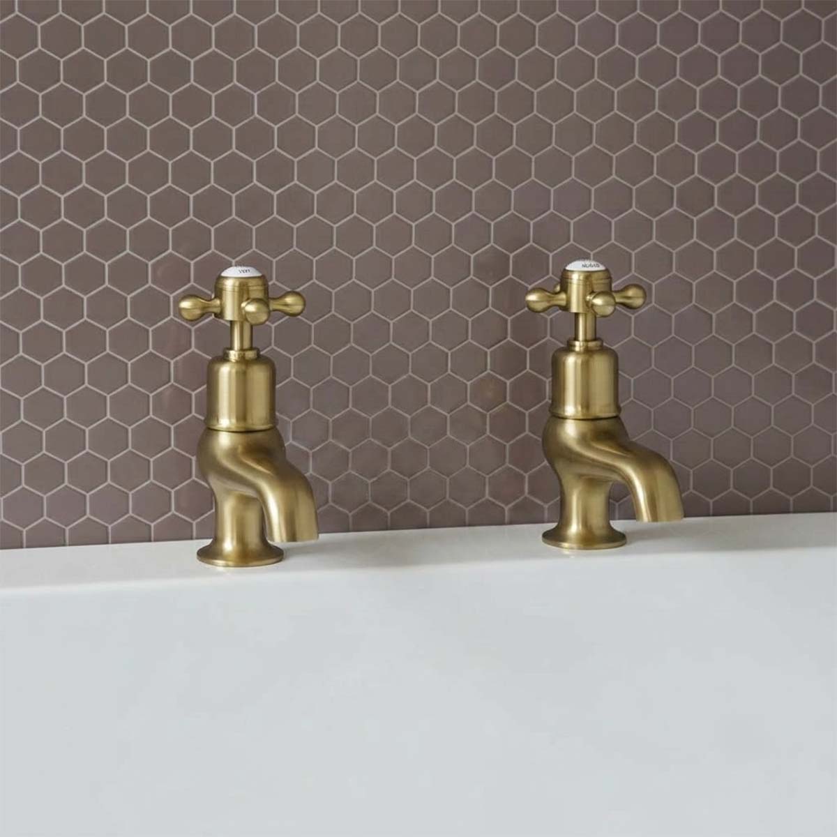 Gold crosshead pillar bath tap