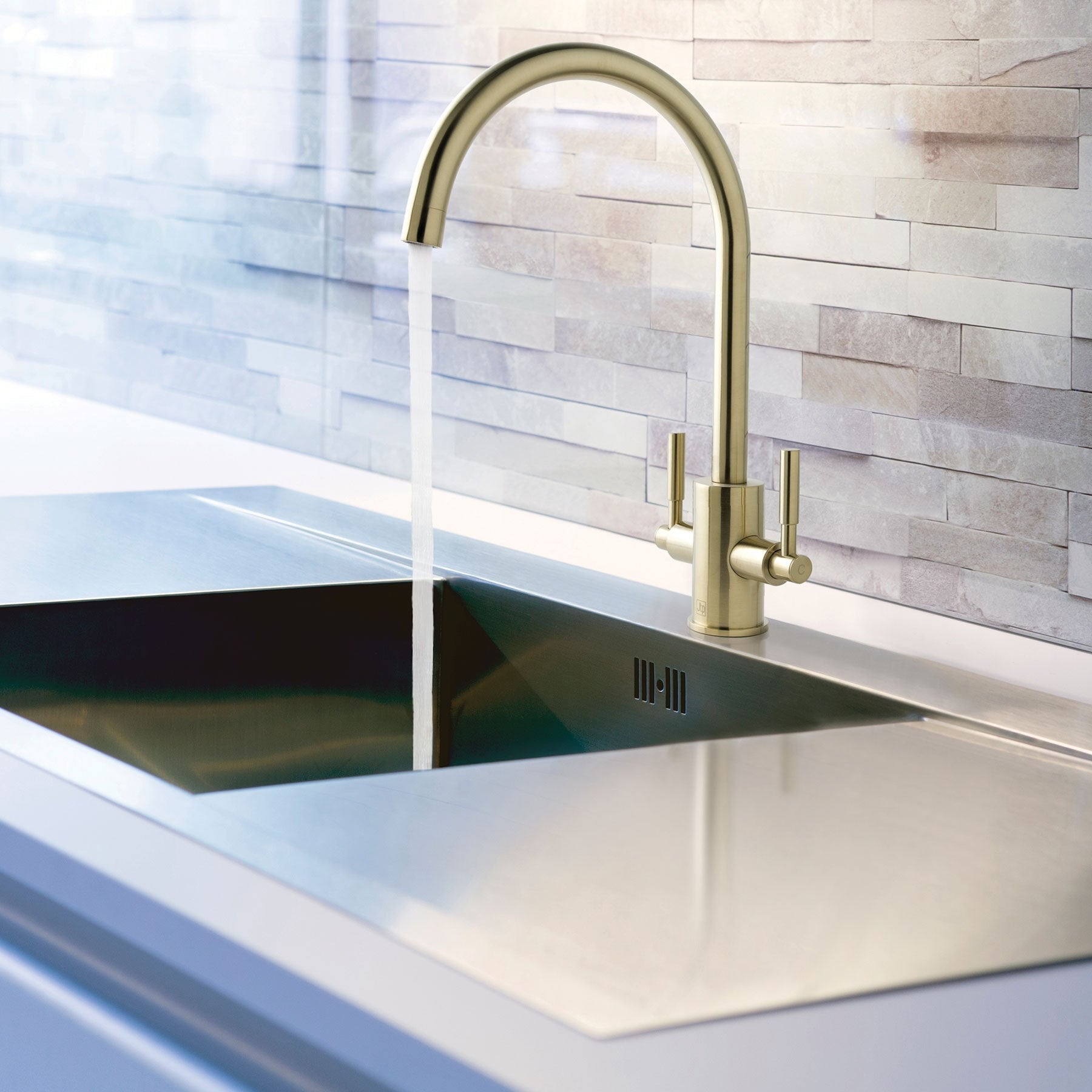 Gold swivel spout kitchen tap