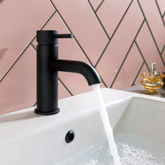 Single lever black basin tap