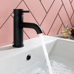 Single lever black kitchen tap
